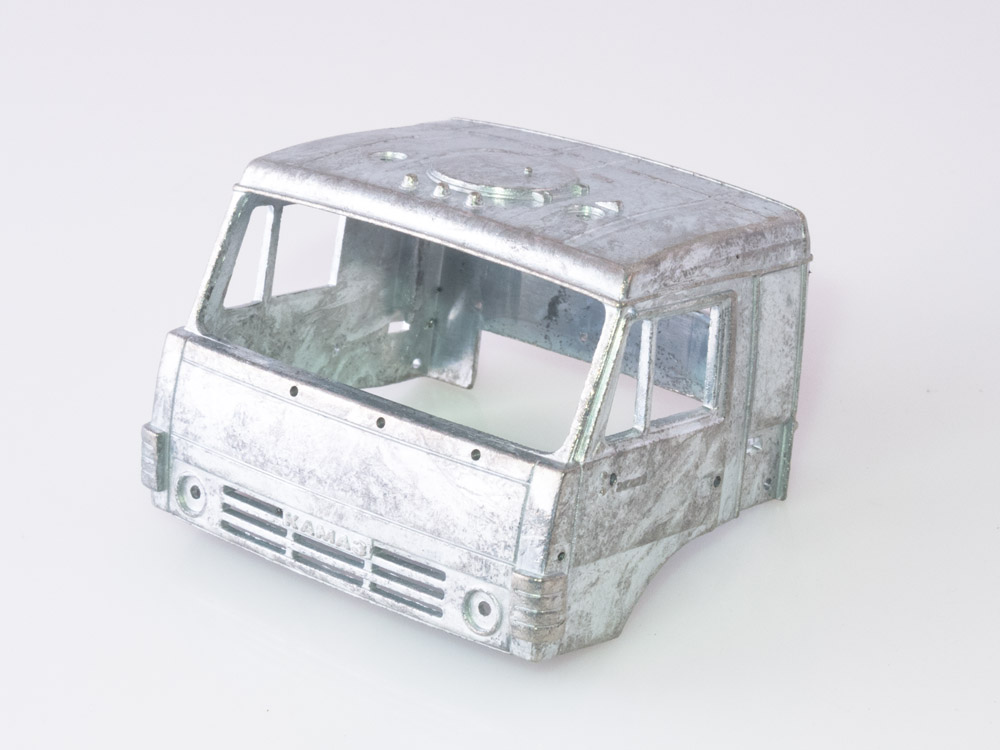 7056AVD Сборная модель КАМАЗ-65225 с полуприцепом ЧМЗАП-5247Г AVD Models