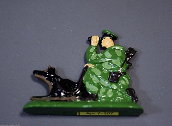 7-107 окрашеная фигура Пограничник в засаде