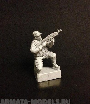 5008ТБ Боец стоящий на одном колене с автоматом