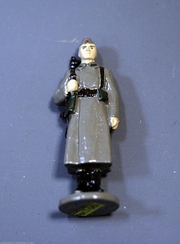 7-069 окрашеная фигура Солдат в пилотке. Зима. СА-75