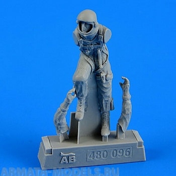 480096AERO  Фигура USAF Fighter Pilot - Pressure Suit 1960-1975 1/48