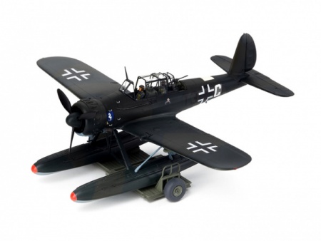 37006 ARADO AR. 196A, с двумя фигурами пилотов Tamiya