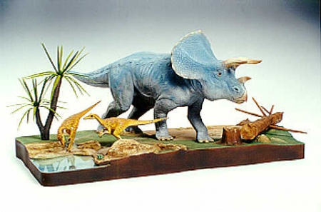 60104T Трицератопс и два Велоцираптора, один человек, дерево, рыбы, лягушка, подставка в виде ландшафта (Triceratops Diorama Set) Tamiya